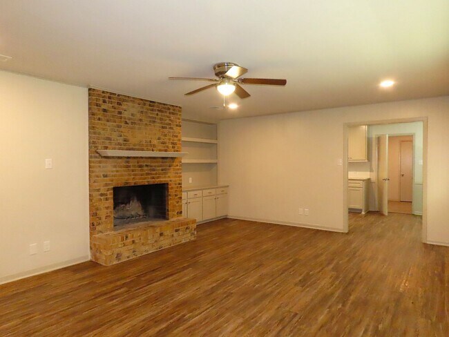 Building Photo - Updated 5 bedroom, 3 bathroom home in Tyle...