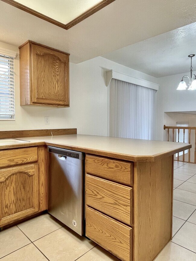 Building Photo - Spacious 4 Bedroom Home in Quiet Neighborhood – Great Location