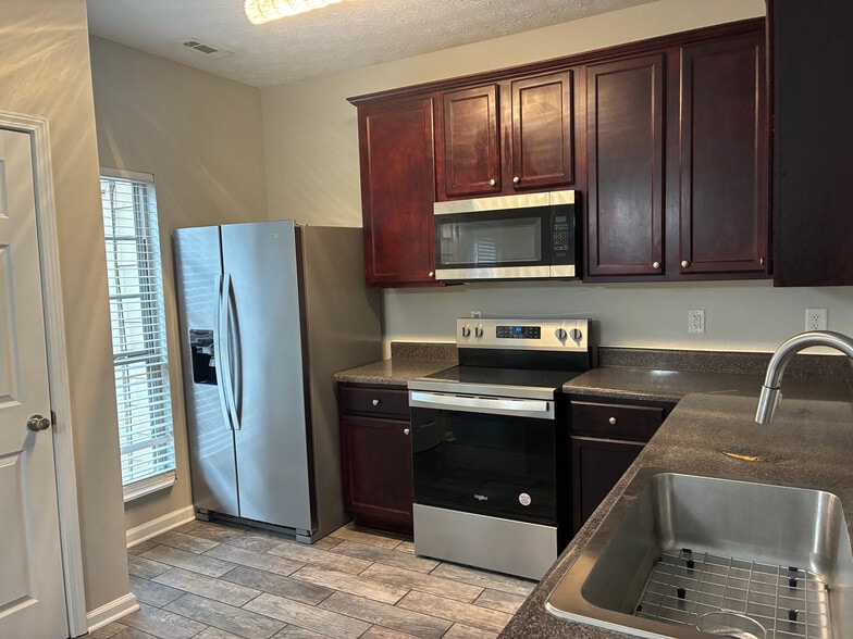 Building Photo - Room in Townhome on High Park Ln