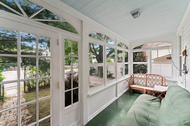 Building Photo - 516 Oldfield Road- Furnished Student House