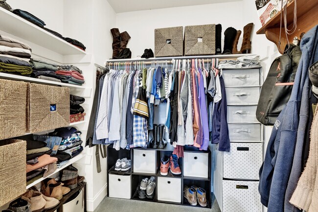 Building Photo - 307 S Chapel St