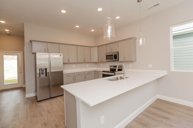 Building Photo - Modern 4 Bedroom Home in Red Bank