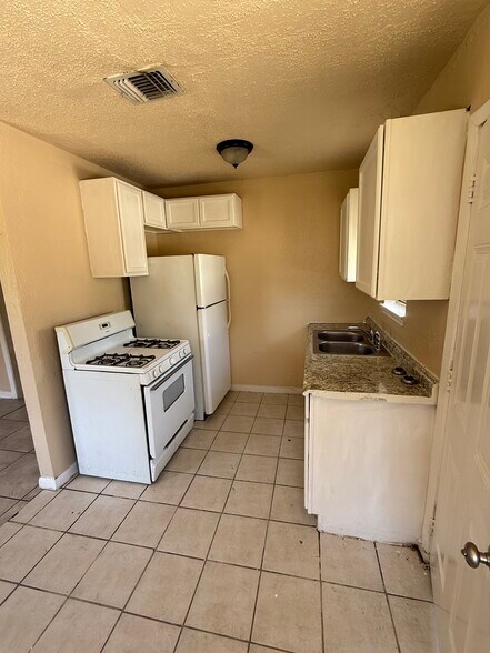 Building Photo - 5605 Pickfair St