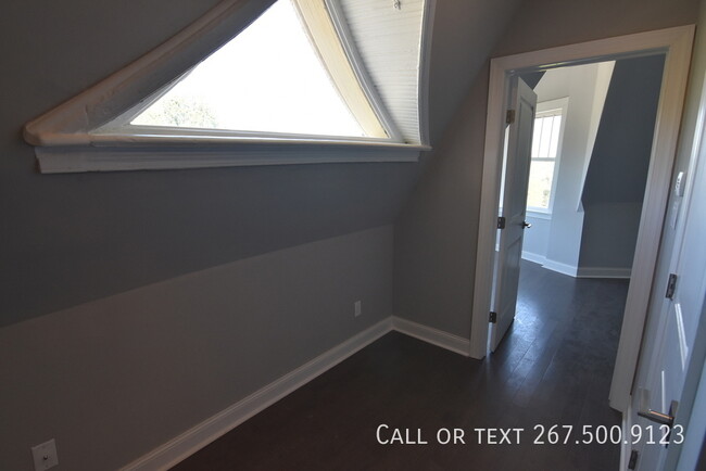 Building Photo - Lovely top floor 1BR unit with the vie of ...