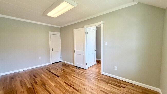 Building Photo - Spacious Updated 5BR Home with Flexible Living Options