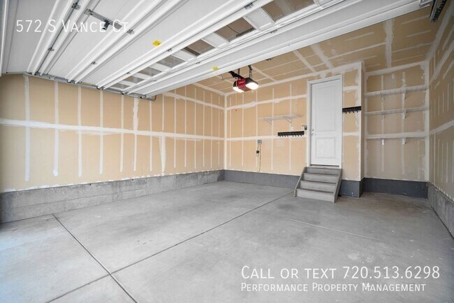 Building Photo - 572 S Vance St