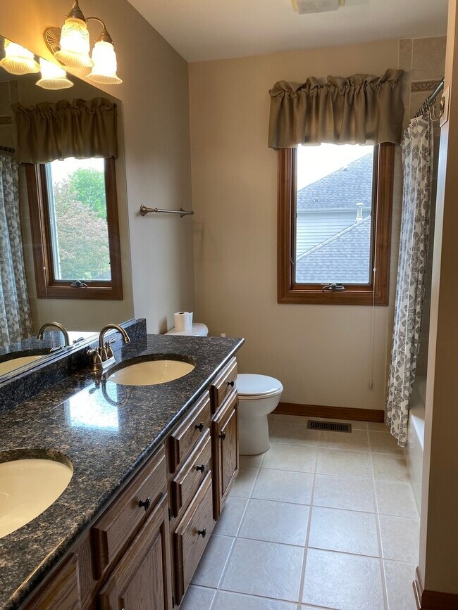 Building Photo - 1360 Hunter Cir
