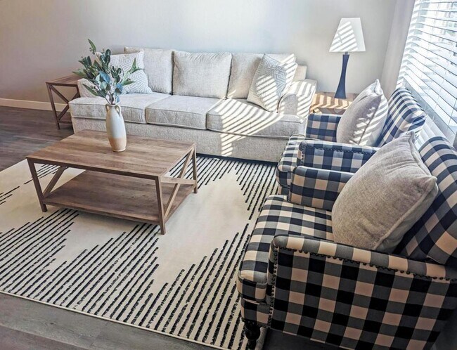 Building Photo - 620 W 5th St