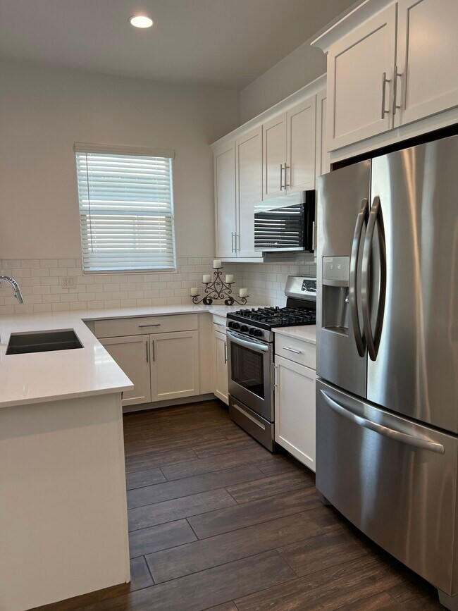 Building Photo - 19605 W Cheery Lynn Rd