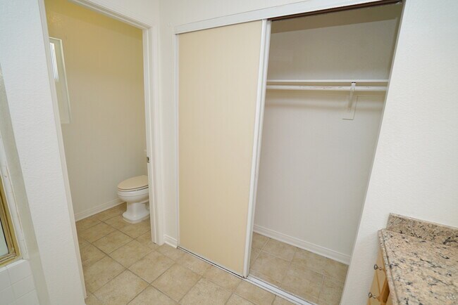 Building Photo - 4 Bedroom Rental Home in Santa Clarita.