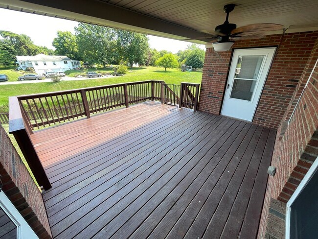 Building Photo - 3 Bedroom Home With Full Basement For Rent