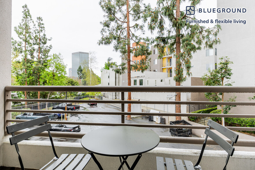 Building Photo - 10983 Bluffside Dr