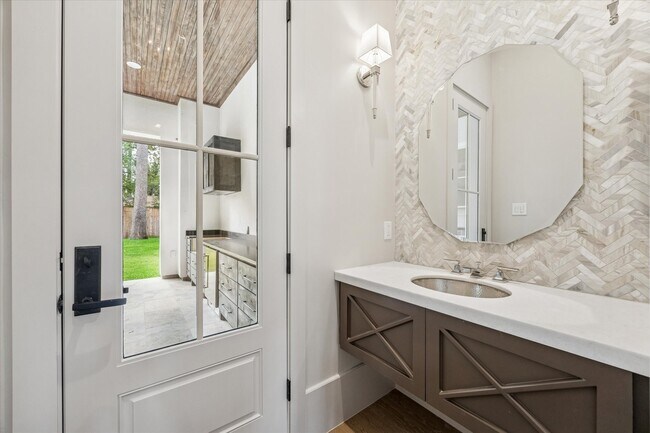 Building Photo - 7203 Tickner St