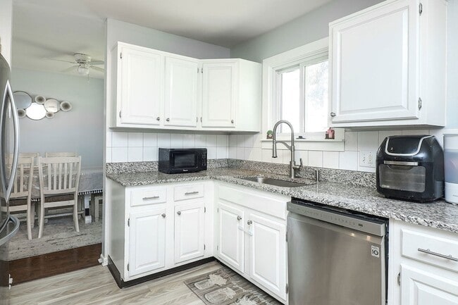 Building Photo - 812 W Appletree Ln