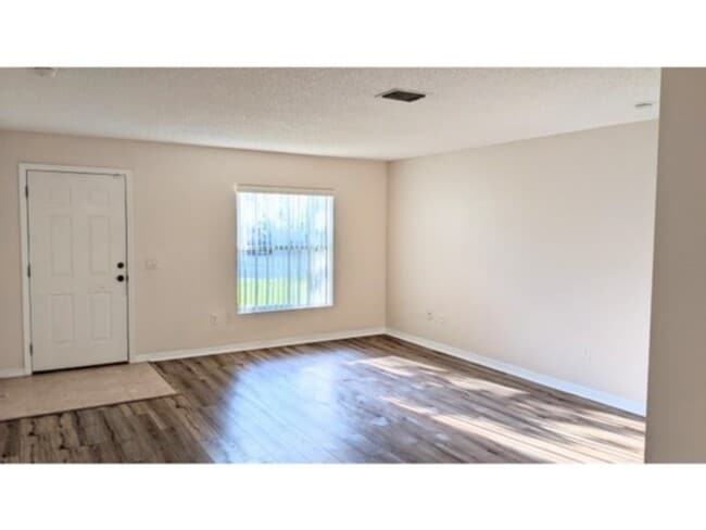 Building Photo - House in North Palm Coast, FL MOVE IN INCE...