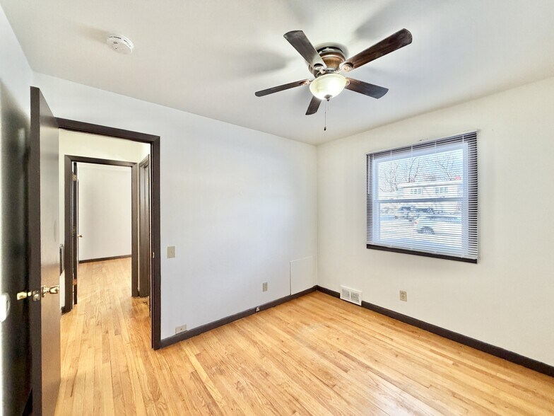 Building Photo - 2113 Lake Point Dr