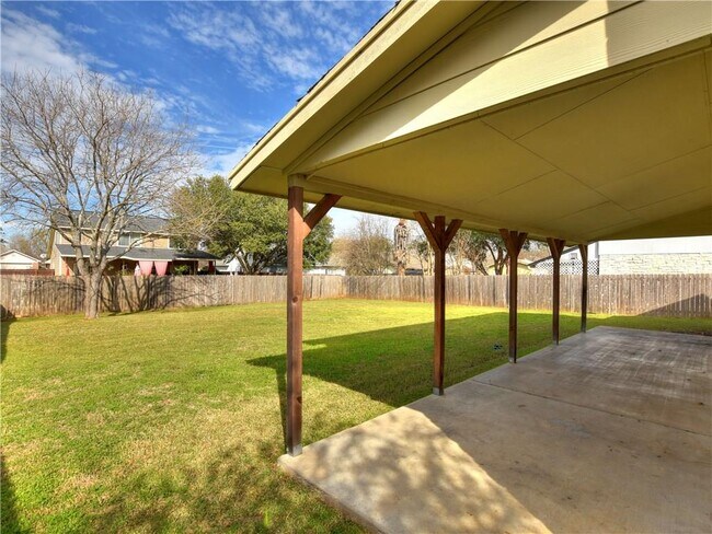 Building Photo - 605 Amaryllis Ave