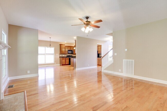 Building Photo - Four Bedroom with Bonus!