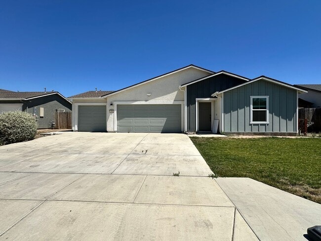 Building Photo - Spacious Tulare home coming soon!
