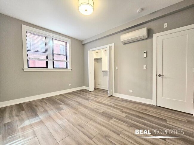 Building Photo - 1 bedroom in CHICAGO IL 60613