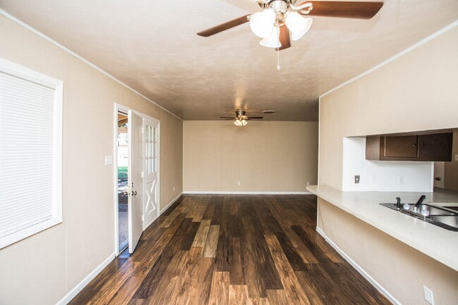 Building Photo - Comfy 2 bed 1 bath home!