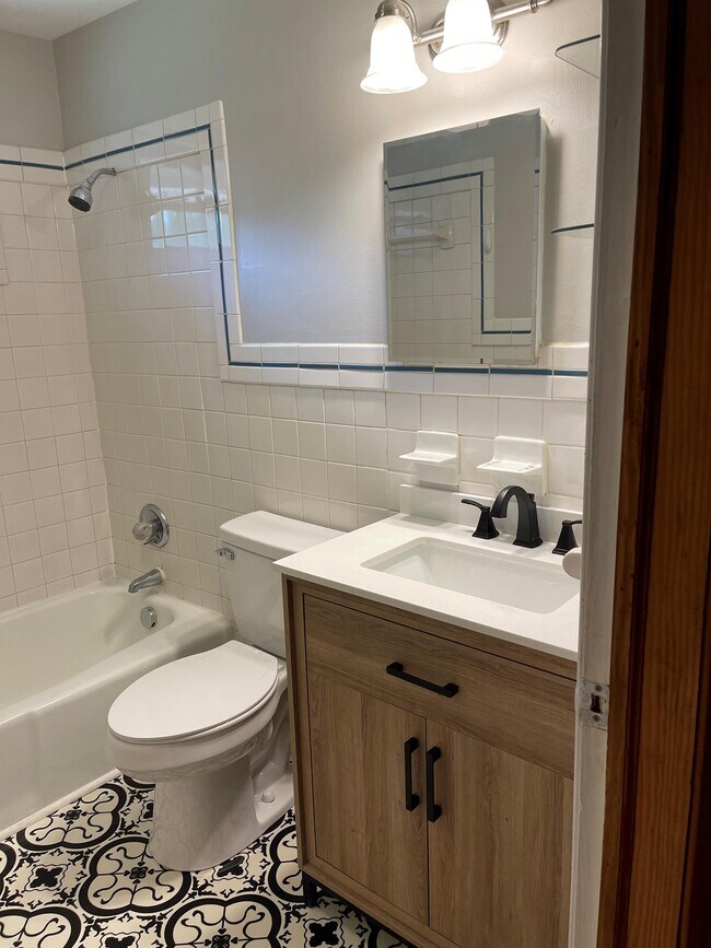 Building Photo - 3908 Yarbrough Ave