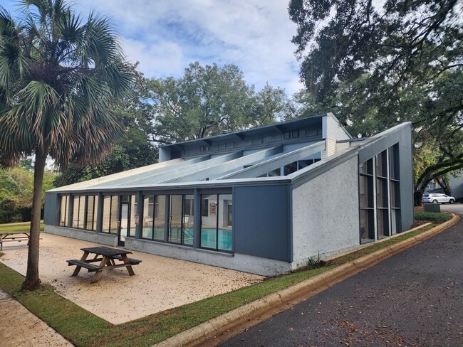 Building Photo - 2949 N Shamrock St