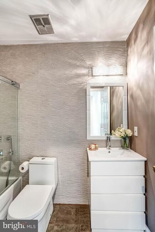 Building Photo - Sun-Drenched 2BR/2.5 BA Townhouse Condo in Gated Sutton Place