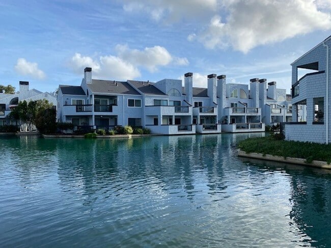 Building Photo - Sunny Townhouse in Lighthouse Cove