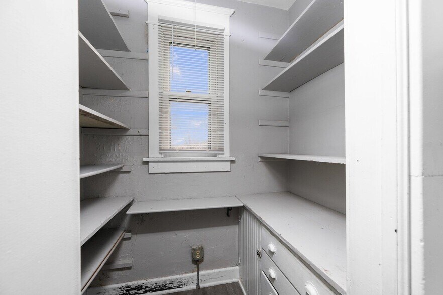 Building Photo - 1321 W 13th St