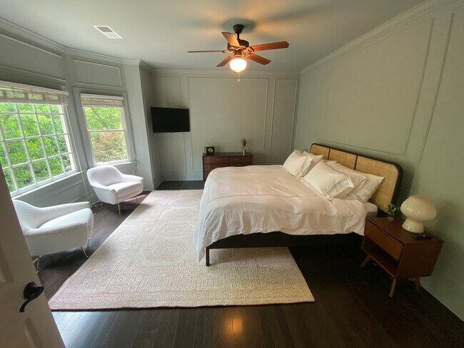 Building Photo - Dilworth home available immediately!
