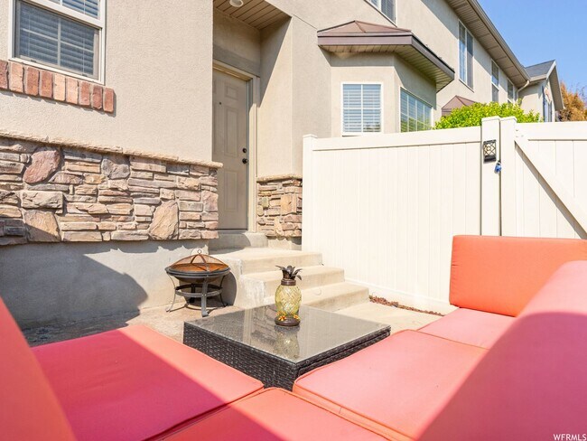 Building Photo - Beautiful Riverton Townhome in Gated Community w 1 car garage attached