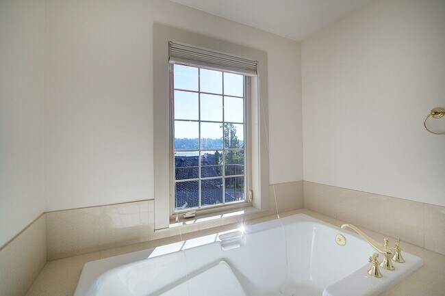 Building Photo - 4bd/4ba Kirkland House