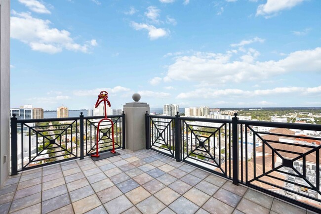 Building Photo - "Luxurious 3-Bed Sarasota Penthouse with S...