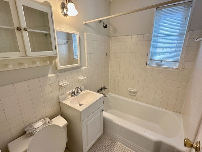 Building Photo - Beautiful 2 - bedroom condo in the award-winning Bethesda Parkside community!