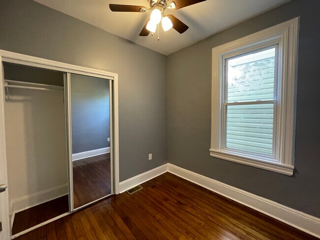 Building Photo - 41 E 48th St