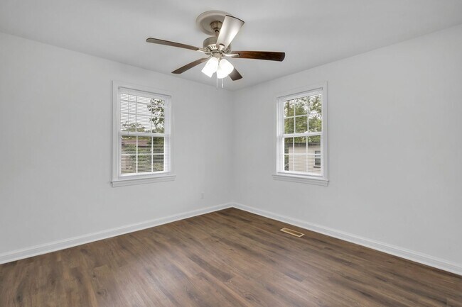 Building Photo - 242 S Lipona Rd