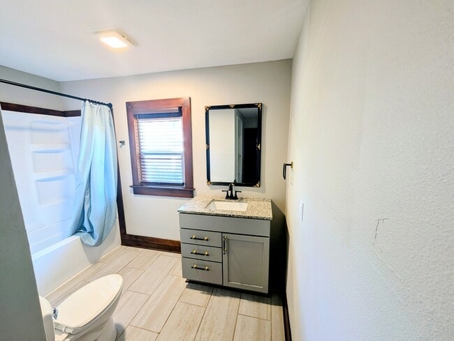 Building Photo - 307 5th Ave E