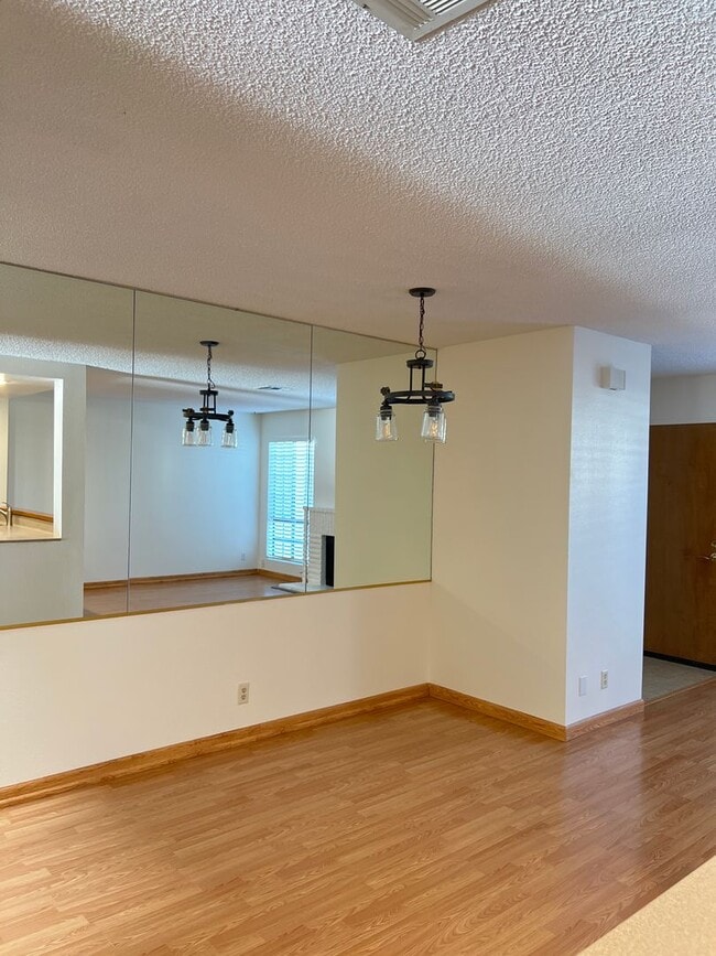 Building Photo - Spacious Two Bedroom Townhouse in Torrance...