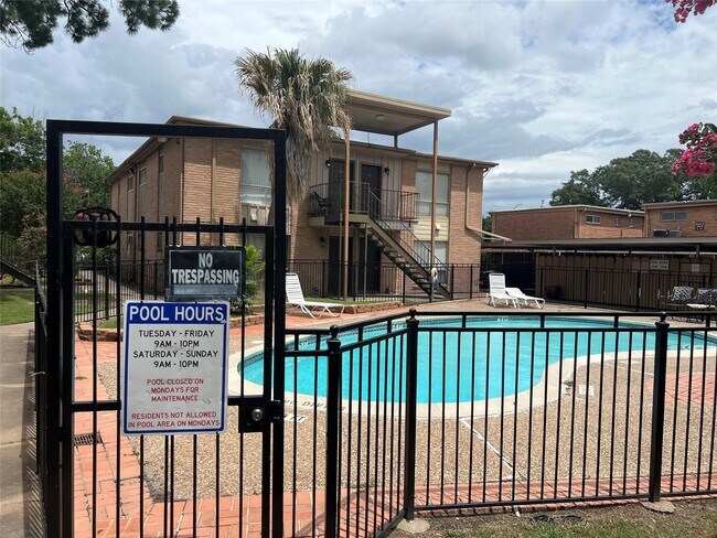 Building Photo - 8110 Albacore Dr