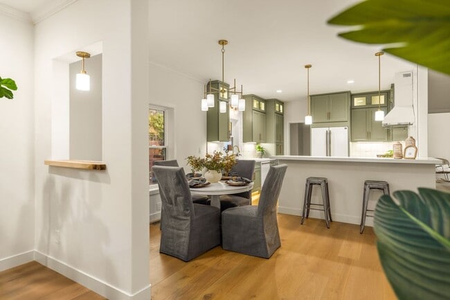 Building Photo - Downtown Craftsman