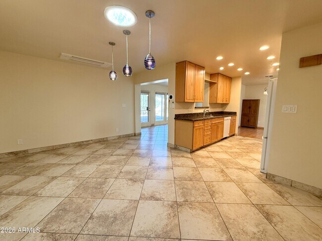 Building Photo - 710 E Hermosa Dr