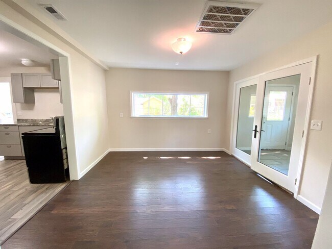 Building Photo - 3 Bedroom Home in Seneca, SC