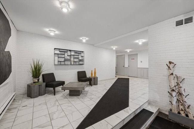 Building Photo - 636 W Webster Ave