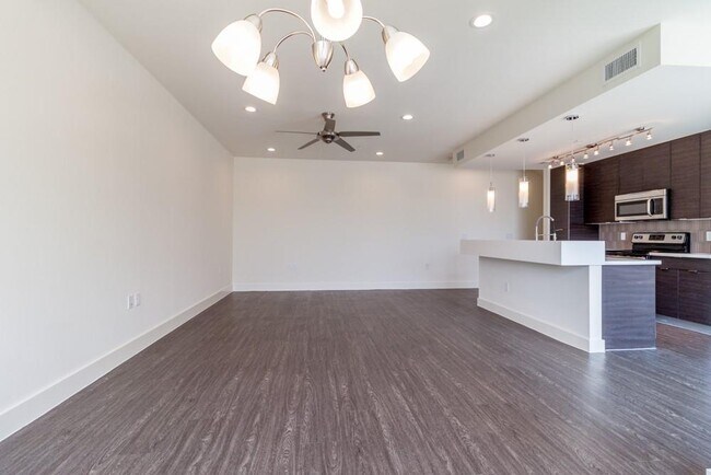 Building Photo - 604 N Bluff Dr