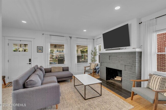 Building Photo - 917 4th Ave