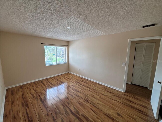 Building Photo - 5169 Vineland Rd