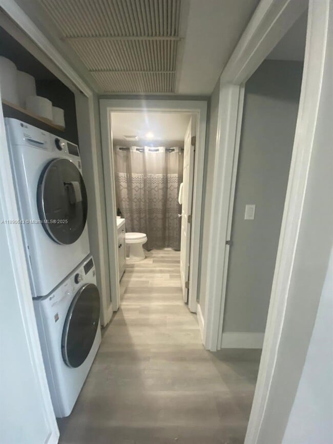 Building Photo - 10350 W Bay Harbor Dr