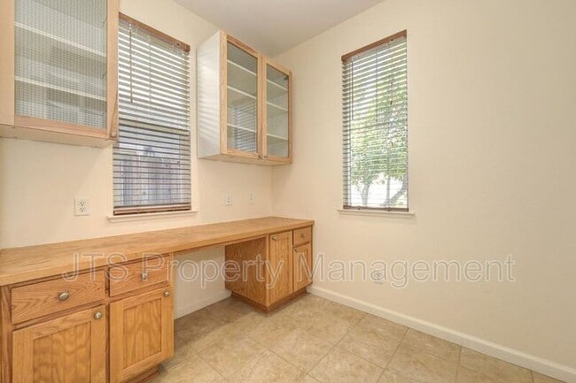 Building Photo - 280 Soaring Hawk Ln