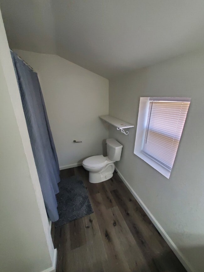 Building Photo - 2 Bedroom on Powell Ave